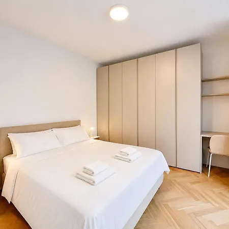 아파트 Piazza Dante Luxury - Design & View Of The Center *